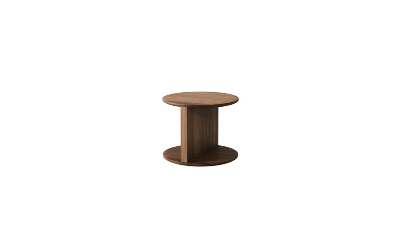 Table de chevet Duplex en noyer massif de Wewood, vue de trois quart sur fond blanc
