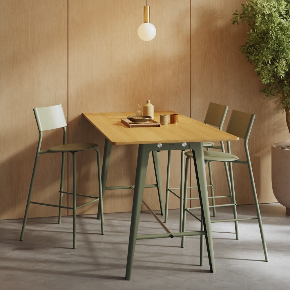 Table New Modern en bois, mise en scène chaleureuse en restaurant.