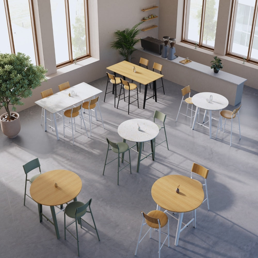 Plusieurs table New Modern en bois et métal, agencement en espace de coworking.