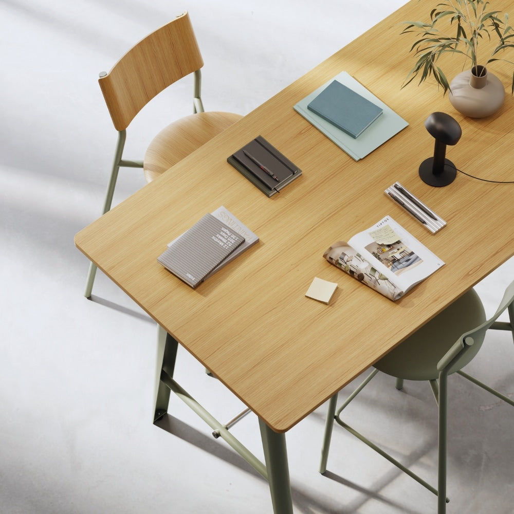 Table New Modern en bois clair, vue de dessus avec accessoires de bureau.