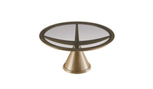 Table ronde Vasco en noyer et verre teinté, piétement conique et plateau transparent, vue trois-quarts sur fond blanc