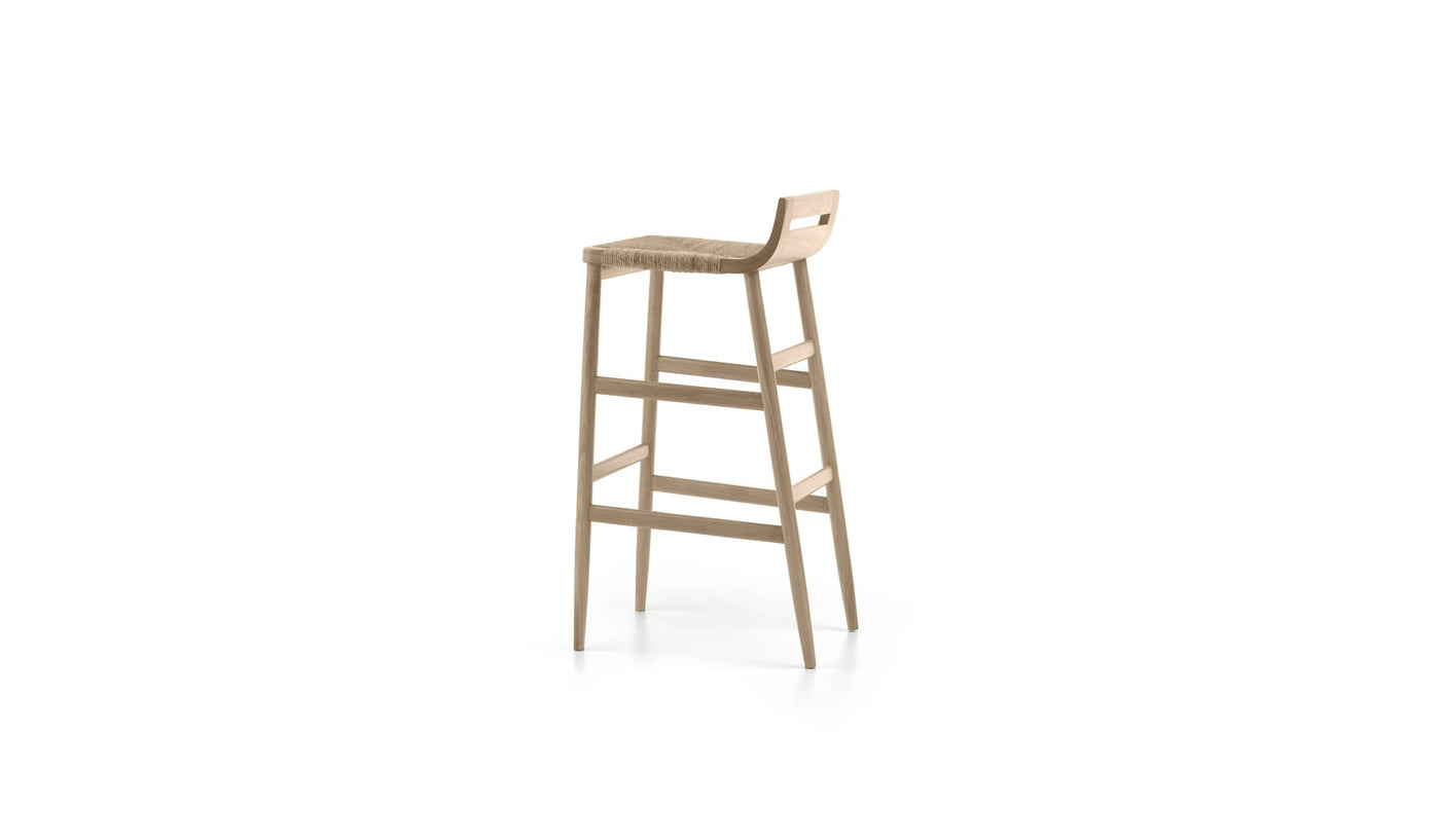 Tabouret de bar Kimua 76 cm en chêne avec assise en paille, design épuré et structure légère sur fond blanc