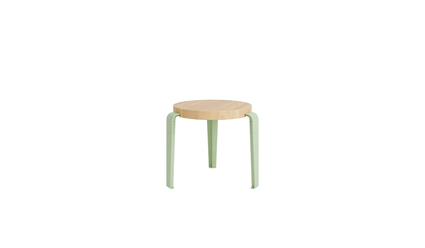 Tabouret enfant Tiptoe avec assise en plastique recyclé vert et pieds blancs sur fond blanc