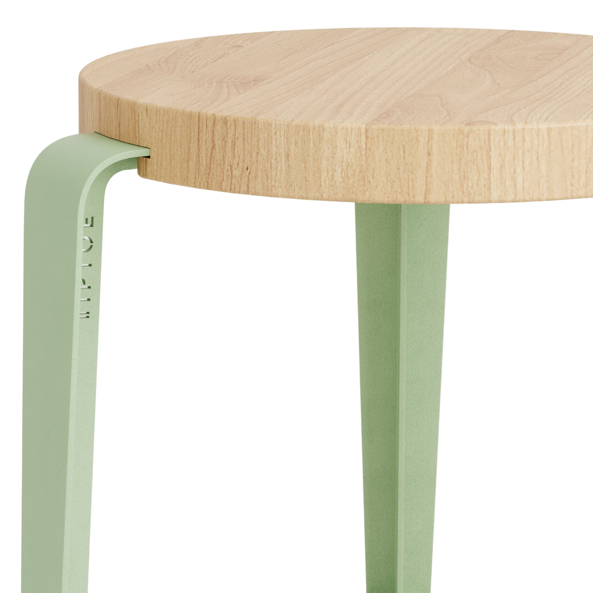 Zoom sur un tabouret enfant Tiptoe avec assise en bois clair et pieds en acier vert
