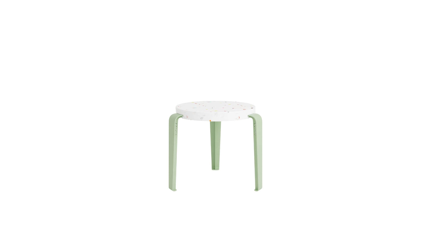 Tabouret enfant Tiptoe avec assise en plastique recyclé et pieds verts sur fond blanc