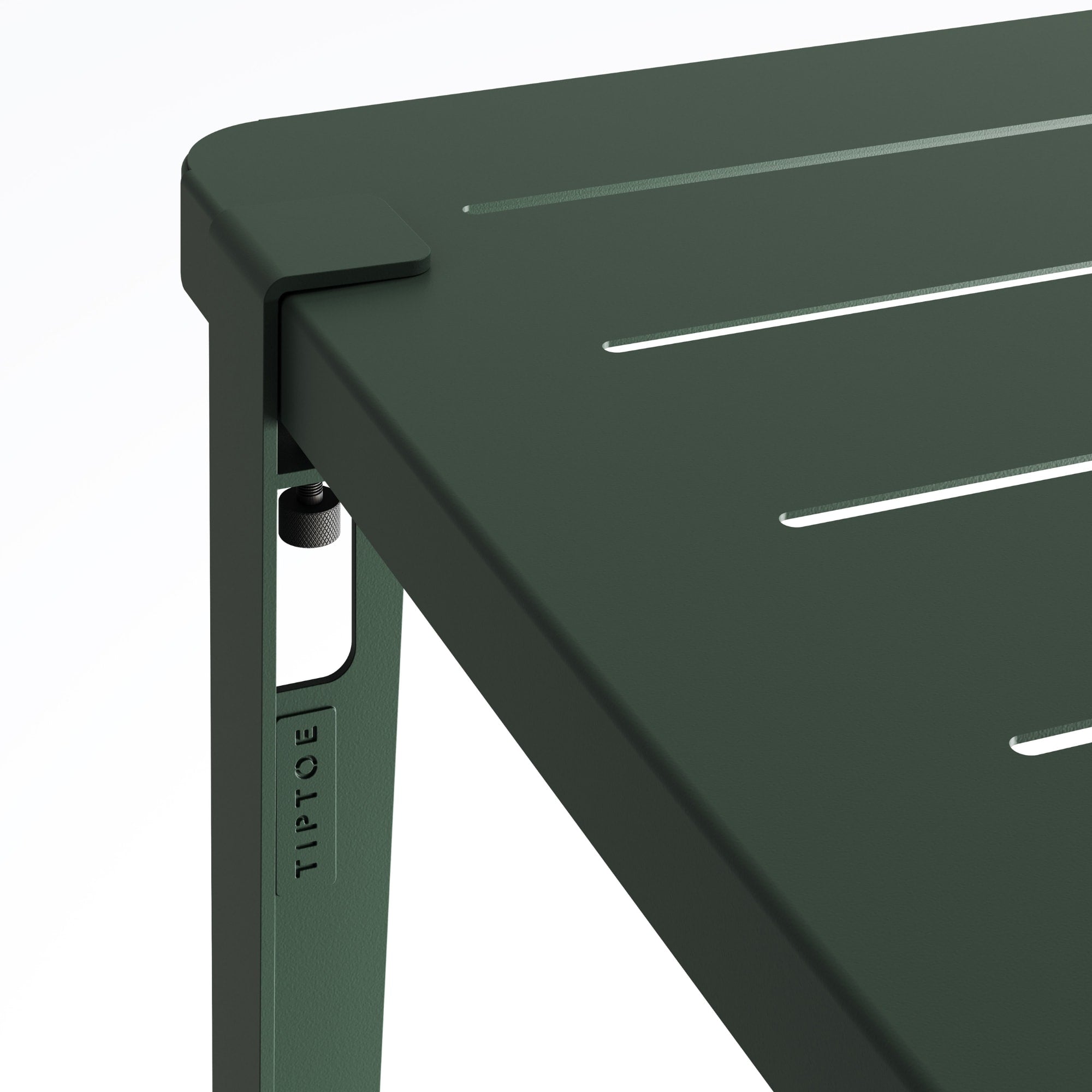 Zoom sur l’angle de la table de jardin Tiptoe en métal vert forêt, montrant le système de fixation du pied et les rainures du plateau.