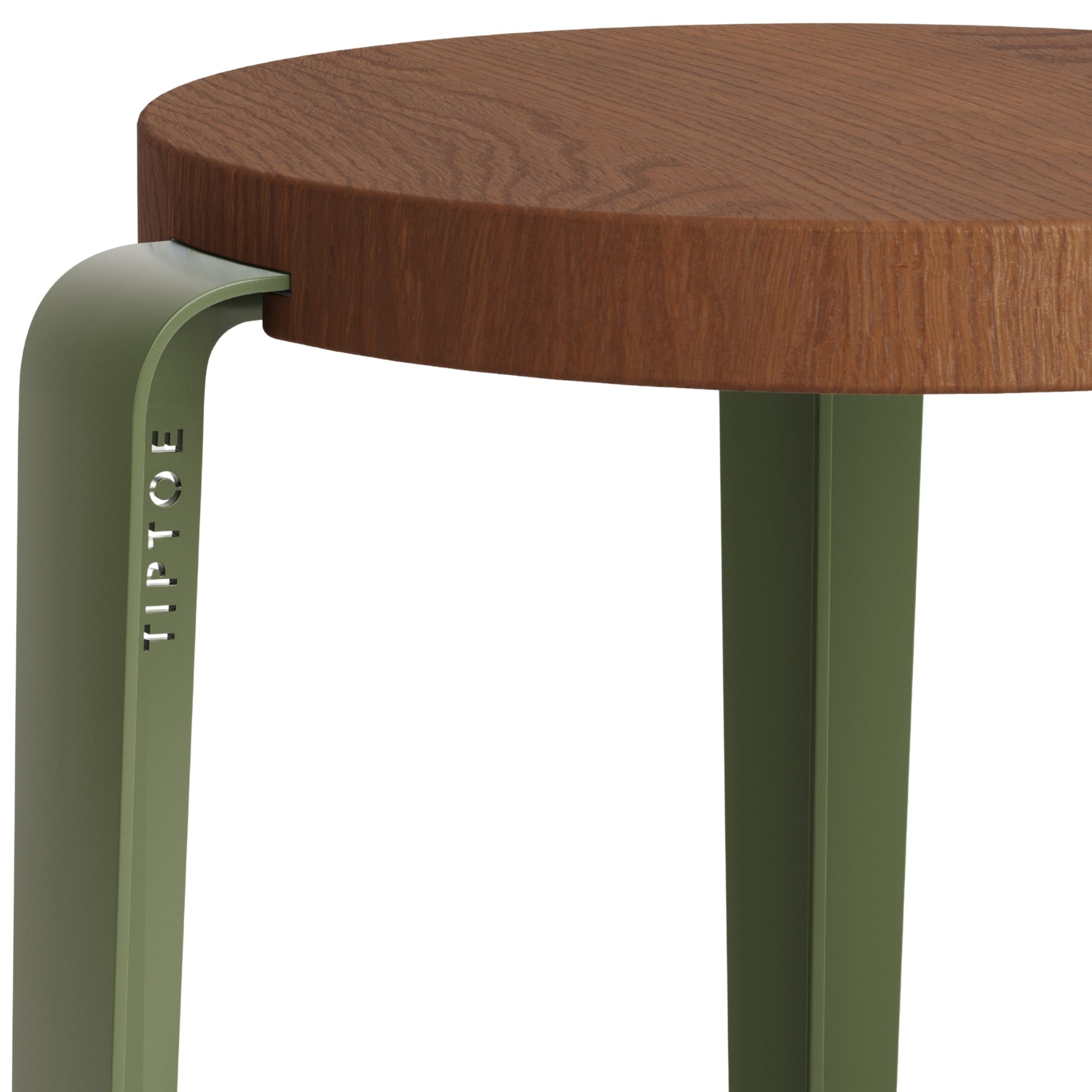 Zoom sur l’assise ronde en chêne teinté et la structure en acier vert du tabouret Lou Tiptoe, logo gravé sur la jambe.